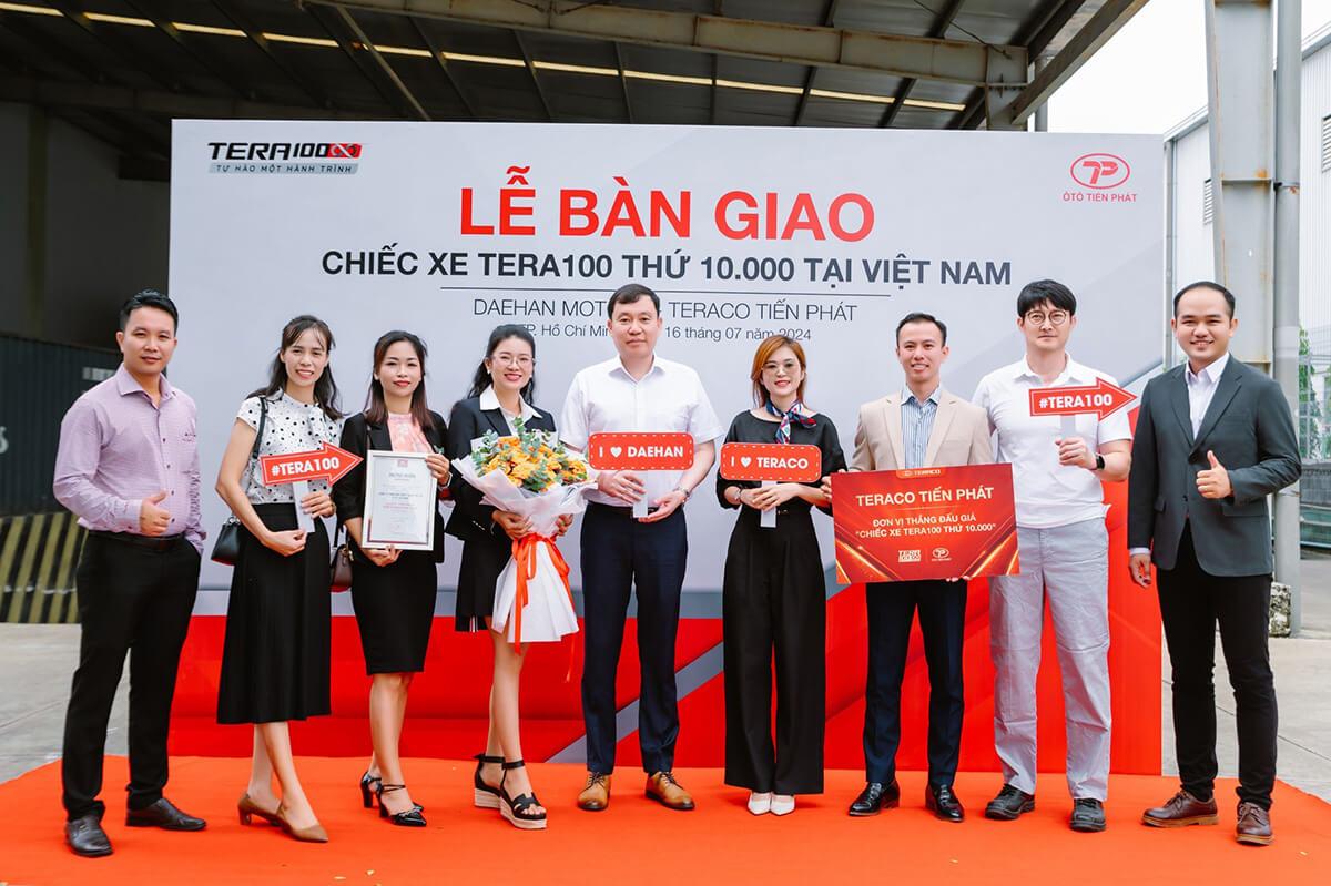 1ban_giao_chiec_xe_tera100_thu_10000___09